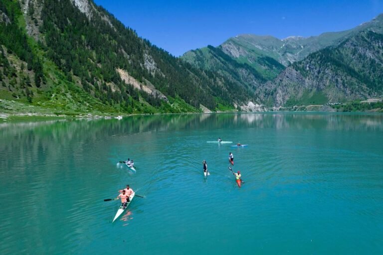 Water sports make a splash in Kashmir